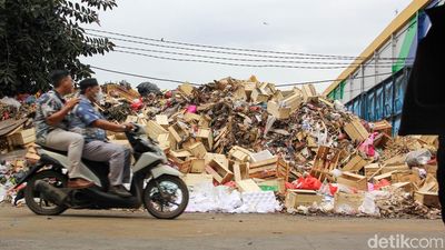Warga Kramat Jati Resah, Bau Sampah Pasar Kian Menyengat