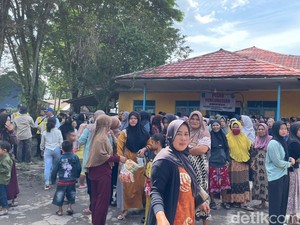 Antusiasnya Warga Banjar Tunggu Gibran Tinjau Banjir