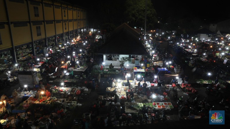 Aktivitas jual beli di Pasar Tradisional Pasar Minggu, Jakarta Selatan, Jumat (9/1/2026). Aktivitas jual beli yang berlangsung tanpa henti selama 24 jam. (CNBC Indonesia/Muhammad Sabki)