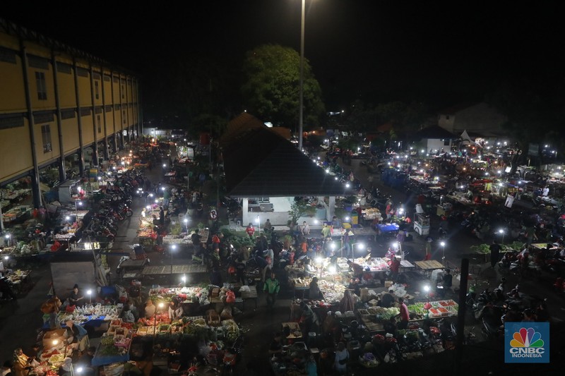 Mantan Mendikbudristek Nadiem Anwar Makarim saat menghadiri sidang pembacaan dakwaan di Pengadilan Tipikor, Jakarta, Senin (5/1/2026). (CNBC Indonesia/Faisal Rahman)