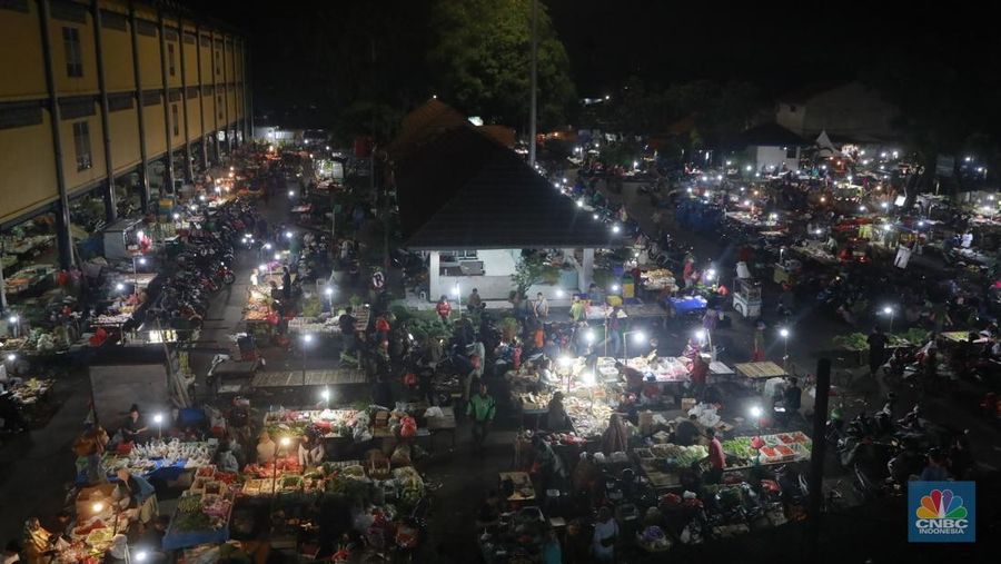 Mantan Mendikbudristek Nadiem Anwar Makarim saat menghadiri sidang pembacaan dakwaan di Pengadilan Tipikor, Jakarta, Senin (5/1/2026). (CNBC Indonesia/Faisal Rahman)