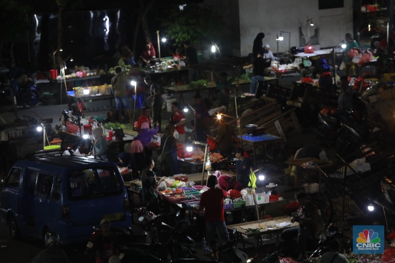 Aktivitas jual beli di Pasar Tradisional Pasar Minggu, Jakarta Selatan, Jumat (9/1/2026). Aktivitas jual beli yang berlangsung tanpa henti selama 24 jam. (CNBC Indonesia/Muhammad Sabki)