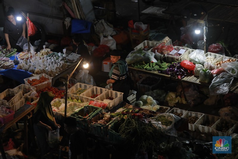 Aktivitas jual beli di Pasar Tradisional Pasar Minggu, Jakarta Selatan, Jumat (9/1/2026). Aktivitas jual beli yang berlangsung tanpa henti selama 24 jam. (CNBC Indonesia/Muhammad Sabki)