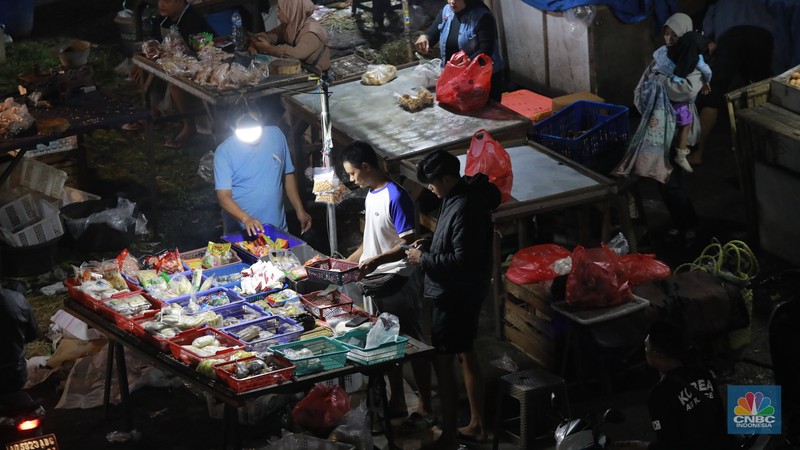 Aktivitas jual beli di Pasar Tradisional Pasar Minggu, Jakarta Selatan, Jumat (9/1/2026). Aktivitas jual beli yang berlangsung tanpa henti selama 24 jam. (CNBC Indonesia/Muhammad Sabki)