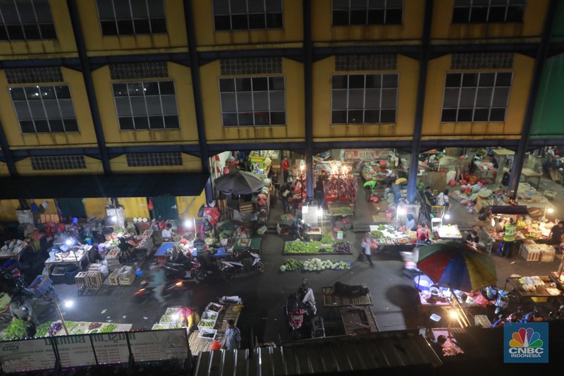 Aktivitas jual beli di Pasar Tradisional Pasar Minggu, Jakarta Selatan, Jumat (9/1/2026). Aktivitas jual beli yang berlangsung tanpa henti selama 24 jam. (CNBC Indonesia/Muhammad Sabki)