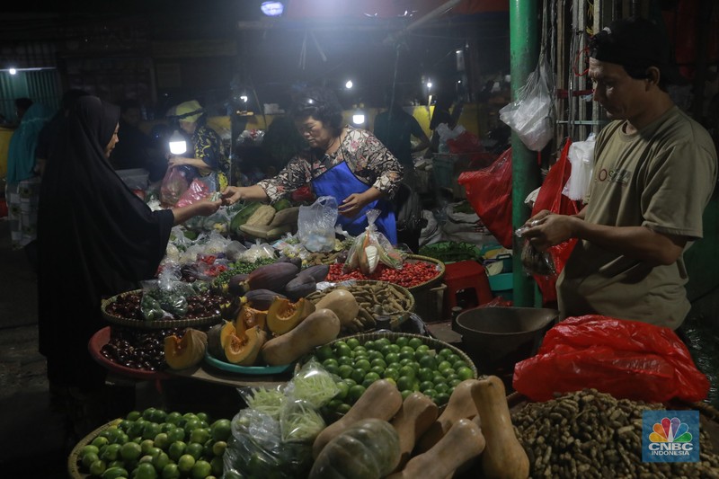Aktivitas jual beli di Pasar Tradisional Pasar Minggu, Jakarta Selatan, Jumat (9/1/2026). Aktivitas jual beli yang berlangsung tanpa henti selama 24 jam. (CNBC Indonesia/Muhammad Sabki)