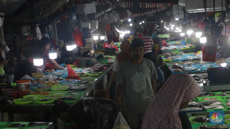 Aktivitas jual beli di Pasar Tradisional Pasar Minggu, Jakarta Selatan, Jumat (9/1/2026). Aktivitas jual beli yang berlangsung tanpa henti selama 24 jam. (CNBC Indonesia/Muhammad Sabki)
