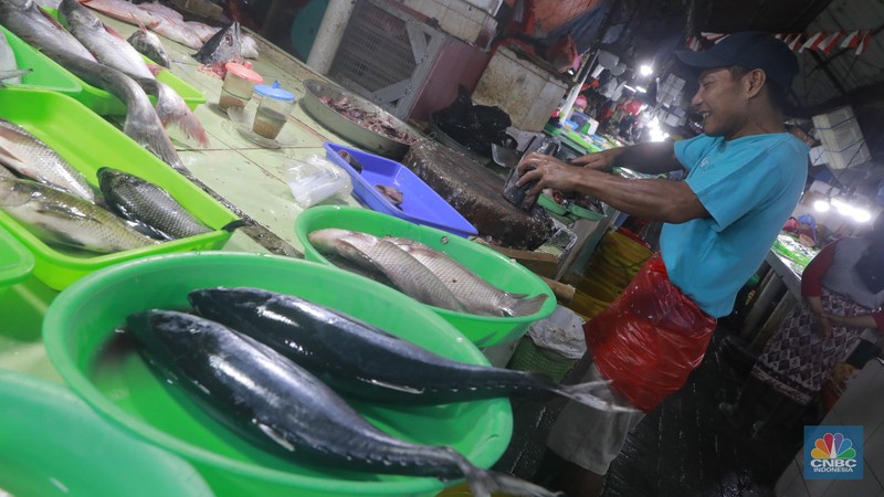 Aktivitas jual beli di Pasar Tradisional Pasar Minggu, Jakarta Selatan, Jumat (9/1/2026). Aktivitas jual beli yang berlangsung tanpa henti selama 24 jam. (CNBC Indonesia/Muhammad Sabki)