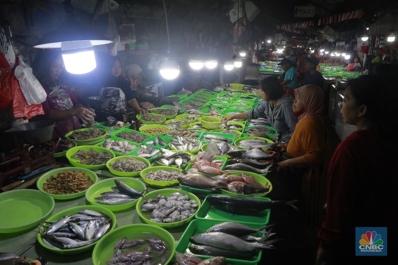 Aktivitas jual beli di Pasar Tradisional Pasar Minggu, Jakarta Selatan, Jumat (9/1/2026). Aktivitas jual beli yang berlangsung tanpa henti selama 24 jam. (CNBC Indonesia/Muhammad Sabki)