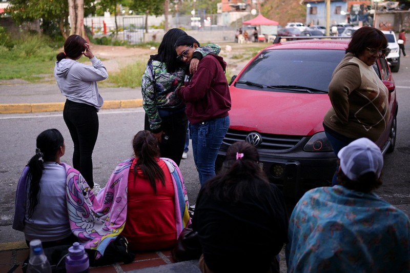 Orang-orang, termasuk Mariana Gonzalez, putri Edmundo Gonzalez, berkumpul di luar penjara El Rodeo setelah Presiden Majelis Nasional Venezuela Jorge Rodriguez mengumumkan bahwa sejumlah besar tahanan asing dan Venezuela akan dibebaskan, di El Rodeo, negara bagian Miranda, Venezuela, 8 Januari 2026. (REUTERS/Gaby Oraa)