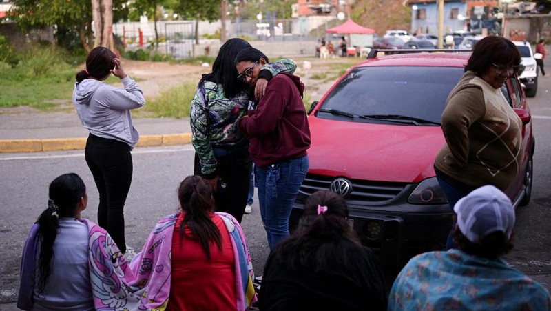 Orang-orang, termasuk Mariana Gonzalez, putri Edmundo Gonzalez, berkumpul di luar penjara El Rodeo setelah Presiden Majelis Nasional Venezuela Jorge Rodriguez mengumumkan bahwa sejumlah besar tahanan asing dan Venezuela akan dibebaskan, di El Rodeo, negara bagian Miranda, Venezuela, 8 Januari 2026. (REUTERS/Gaby Oraa)