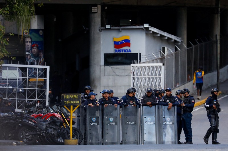 Orang-orang, termasuk Mariana Gonzalez, putri Edmundo Gonzalez, berkumpul di luar penjara El Rodeo setelah Presiden Majelis Nasional Venezuela Jorge Rodriguez mengumumkan bahwa sejumlah besar tahanan asing dan Venezuela akan dibebaskan, di El Rodeo, negara bagian Miranda, Venezuela, 8 Januari 2026. (REUTERS/Gaby Oraa)