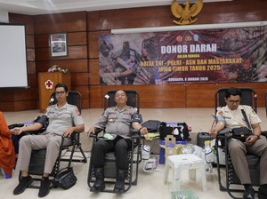 Panitia Natal TNI-Polri Gelar Baksos Donor Darah di PMI Surabaya