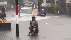 Hujan Landa Karangasem, Jalan Depan Pasar Rakyat Bugbug Banjir