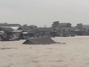 Banjir Rob di Tanjabtim Jambi, Satu Rumah Warga Hanyut