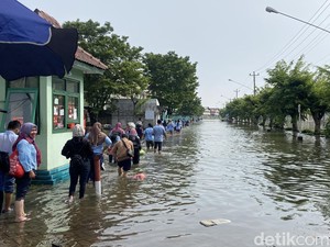Tanjung Mas Semarang Banjir, Pekerja Nekat Terjang Air Selutut