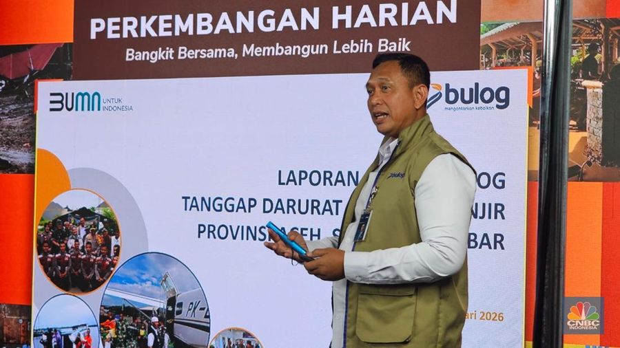 Direktur Utama Perum Bulog Ahmad Rizal Ramdhani dalam konferensi pers di kantor pusat BNPB, Jakarta, Jumat (9/1/2026). (CNBC Indonesia/Martyasari Rizky)