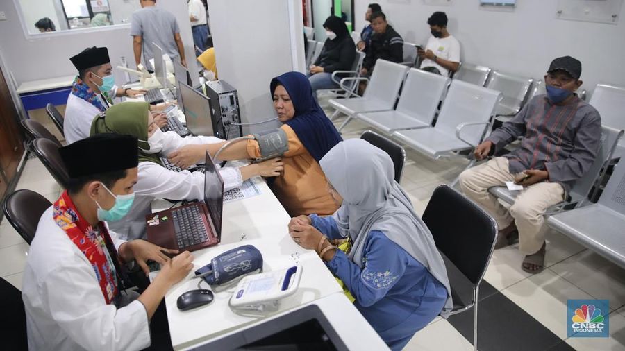 Gubernur DKI Jakarta, Pramono Anung saat meninjau pelayanan kesehatan di Puskesmas Kebayoran Lama, Jakarta, Jumat (9/1/2026). (CNBC Indonesia/Faisal Rahman)