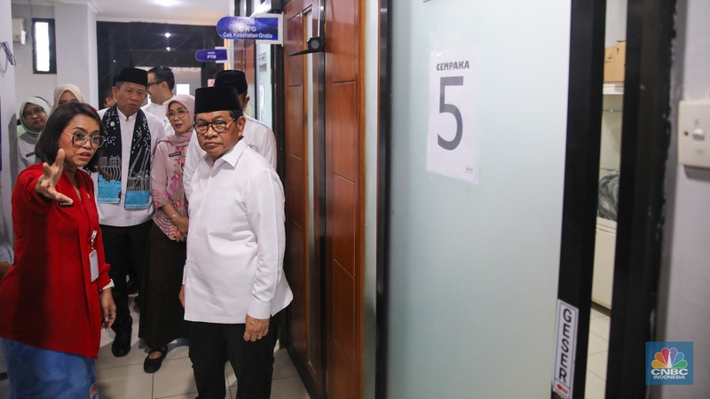 Gubernur DKI Jakarta, Pramono Anung saat meninjau pelayanan kesehatan di Puskesmas Kebayoran Lama, Jakarta, Jumat (9/1/2026). (CNBC Indonesia/Faisal Rahman)