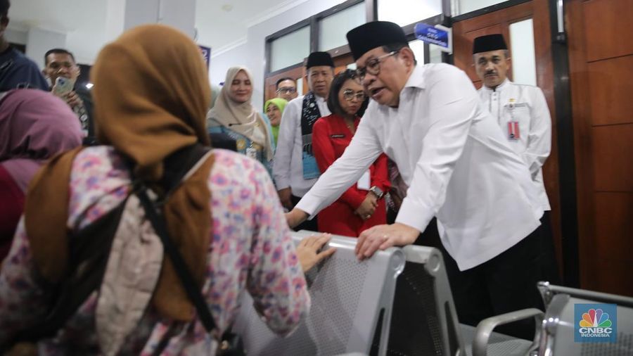 Gubernur DKI Jakarta, Pramono Anung saat meninjau pelayanan kesehatan di Puskesmas Kebayoran Lama, Jakarta, Jumat (9/1/2026). (CNBC Indonesia/Faisal Rahman)