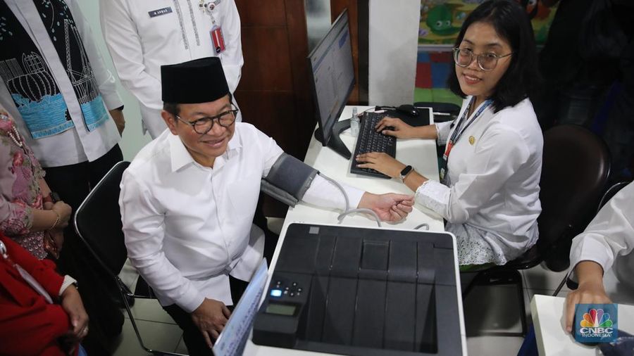 Gubernur DKI Jakarta, Pramono Anung saat meninjau pelayanan kesehatan di Puskesmas Kebayoran Lama, Jakarta, Jumat (9/1/2026). (CNBC Indonesia/Faisal Rahman)