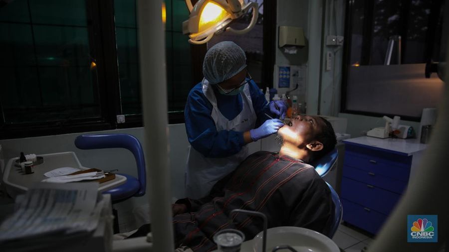 Gubernur DKI Jakarta, Pramono Anung saat meninjau pelayanan kesehatan di Puskesmas Kebayoran Lama, Jakarta, Jumat (9/1/2026). (CNBC Indonesia/Faisal Rahman)