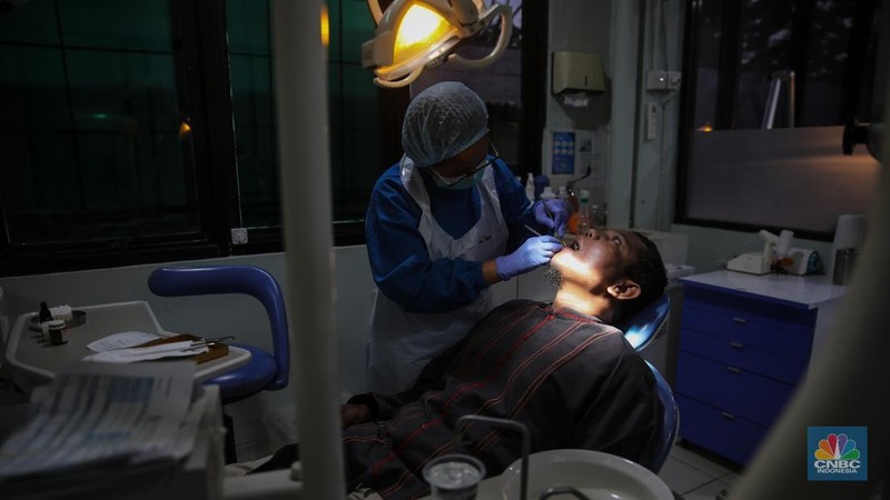 Gubernur DKI Jakarta, Pramono Anung saat meninjau pelayanan kesehatan di Puskesmas Kebayoran Lama, Jakarta, Jumat (9/1/2026). (CNBC Indonesia/Faisal Rahman)