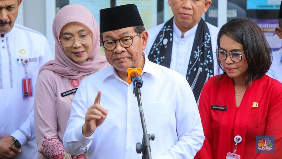 Gubernur DKI Jakarta, Pramono Anung saat meninjau pelayanan kesehatan di Puskesmas Kebayoran Lama, Jakarta, Jumat (9/1/2026). (CNBC Indonesia/Faisal Rahman)