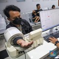 Gubernur DKI Jakarta, Pramono Anung saat meninjau pelayanan kesehatan di Puskesmas Kebayoran Lama, Jakarta, Jumat (9/1/2026). (CNBC Indonesia/Faisal Rahman)