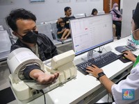 Gubernur DKI Jakarta, Pramono Anung saat meninjau pelayanan kesehatan di Puskesmas Kebayoran Lama, Jakarta, Jumat (9/1/2026). (CNBC Indonesia/Faisal Rahman)