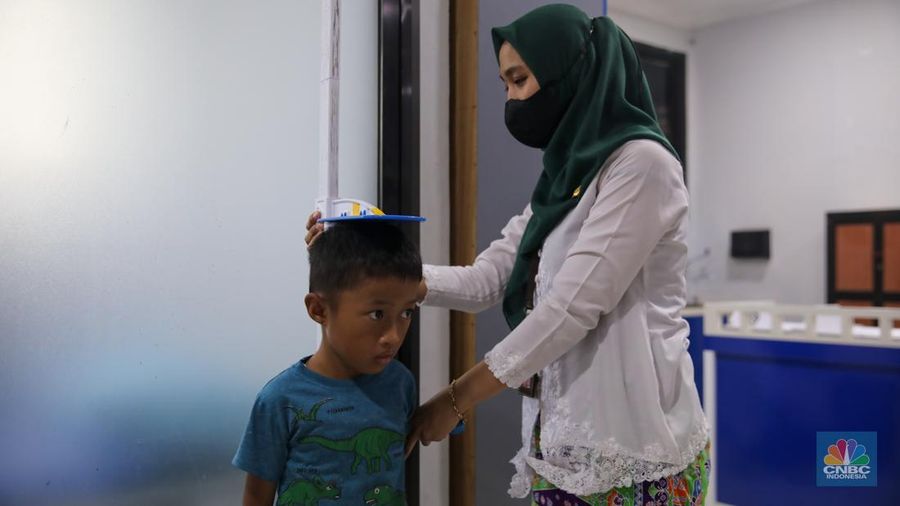 Gubernur DKI Jakarta, Pramono Anung saat meninjau pelayanan kesehatan di Puskesmas Kebayoran Lama, Jakarta, Jumat (9/1/2026). (CNBC Indonesia/Faisal Rahman)