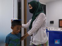 Gubernur DKI Jakarta, Pramono Anung saat meninjau pelayanan kesehatan di Puskesmas Kebayoran Lama, Jakarta, Jumat (9/1/2026). (CNBC Indonesia/Faisal Rahman)