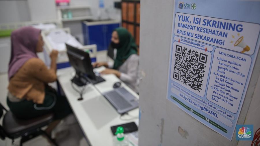 Gubernur DKI Jakarta, Pramono Anung saat meninjau pelayanan kesehatan di Puskesmas Kebayoran Lama, Jakarta, Jumat (9/1/2026). (CNBC Indonesia/Faisal Rahman)