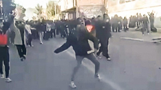 Protes Massal Kembali Pecah di Iran, Slogan Anti Pemerintah Bergema