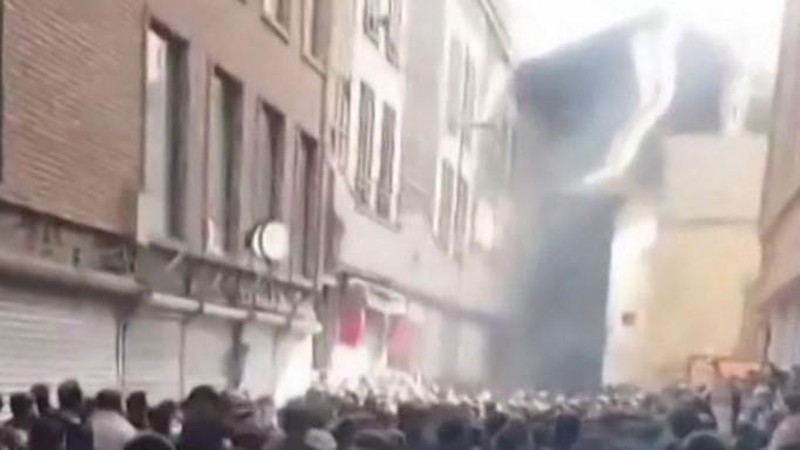 Sebuah mobil terbalik dan beberapa kebakaran terjadi saat para pengunjuk rasa meneriakkan slogan di luar kantor polisi, selama demonstrasi terbesar di Iran dalam tiga tahun terakhir terkait kesulitan ekonomi, di Azna, Provinsi Lorestan, Iran, Jumat (2/1/2026). (Media Sosial/via REUTERS)