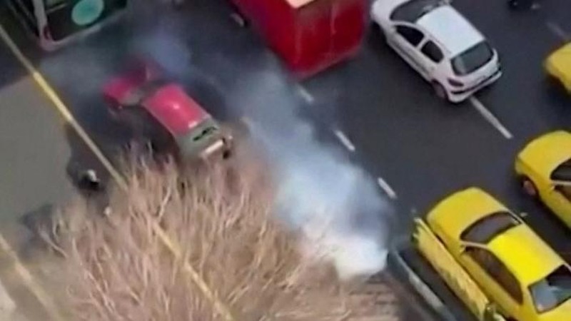 Sebuah mobil terbalik dan beberapa kebakaran terjadi saat para pengunjuk rasa meneriakkan slogan di luar kantor polisi, selama demonstrasi terbesar di Iran dalam tiga tahun terakhir terkait kesulitan ekonomi, di Azna, Provinsi Lorestan, Iran, Jumat (2/1/2026). (Media Sosial/via REUTERS)