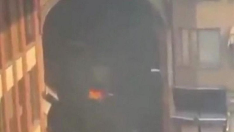 Sebuah mobil terbalik dan beberapa kebakaran terjadi saat para pengunjuk rasa meneriakkan slogan di luar kantor polisi, selama demonstrasi terbesar di Iran dalam tiga tahun terakhir terkait kesulitan ekonomi, di Azna, Provinsi Lorestan, Iran, Jumat (2/1/2026). (Media Sosial/via REUTERS)