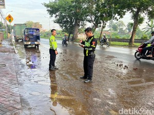 Terpeleset Lumpur Banjir, Pemotor Tewas Tertabrak Truk di Pantura Pasuruan