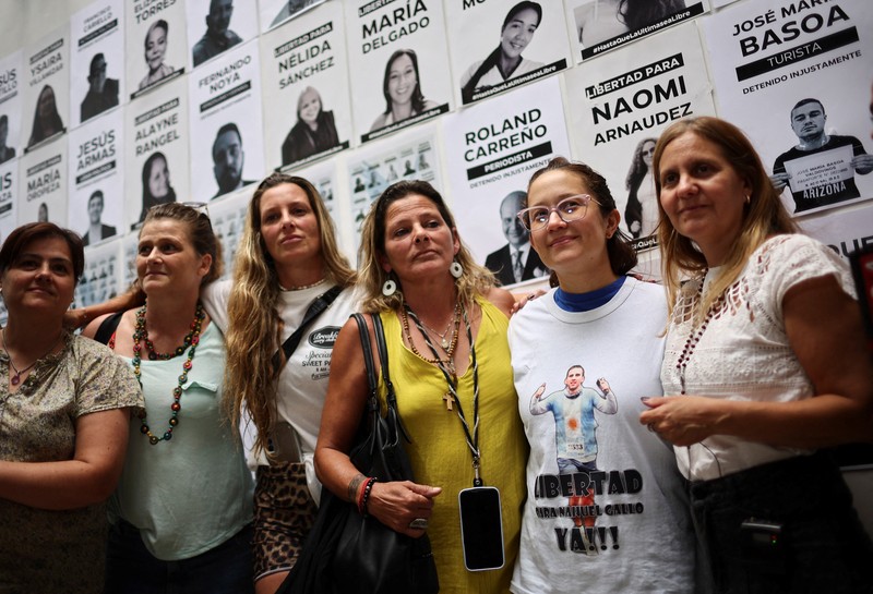 Orang-orang, termasuk Mariana Gonzalez, putri Edmundo Gonzalez, berkumpul di luar penjara El Rodeo setelah Presiden Majelis Nasional Venezuela Jorge Rodriguez mengumumkan bahwa sejumlah besar tahanan asing dan Venezuela akan dibebaskan, di El Rodeo, negara bagian Miranda, Venezuela, 8 Januari 2026. (REUTERS/Gaby Oraa)