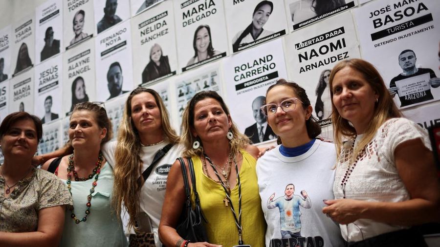 Orang-orang, termasuk Mariana Gonzalez, putri Edmundo Gonzalez, berkumpul di luar penjara El Rodeo setelah Presiden Majelis Nasional Venezuela Jorge Rodriguez mengumumkan bahwa sejumlah besar tahanan asing dan Venezuela akan dibebaskan, di El Rodeo, negara bagian Miranda, Venezuela, 8 Januari 2026. (REUTERS/Gaby Oraa)