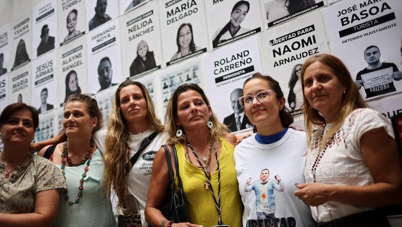 Orang-orang, termasuk Mariana Gonzalez, putri Edmundo Gonzalez, berkumpul di luar penjara El Rodeo setelah Presiden Majelis Nasional Venezuela Jorge Rodriguez mengumumkan bahwa sejumlah besar tahanan asing dan Venezuela akan dibebaskan, di El Rodeo, negara bagian Miranda, Venezuela, 8 Januari 2026. (REUTERS/Gaby Oraa)