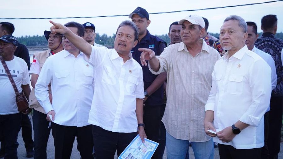 Menteri Koordinator Bidang Pangan Zulkifli Hasan bersama Menteri Kelautan dan Perikanan (MenKP) Sakti Wahyu Trenggono saat meninjau lokasi tambak terdampak banjir di Aceh. (Dok. Humas KKP)