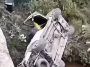 Jalan Kering Berdebu, Mobil Rombongan Gubernur Kaltim Masuk Parit