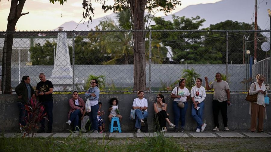 Orang-orang, termasuk Mariana Gonzalez, putri Edmundo Gonzalez, berkumpul di luar penjara El Rodeo setelah Presiden Majelis Nasional Venezuela Jorge Rodriguez mengumumkan bahwa sejumlah besar tahanan asing dan Venezuela akan dibebaskan, di El Rodeo, negara bagian Miranda, Venezuela, 8 Januari 2026. (REUTERS/Gaby Oraa)