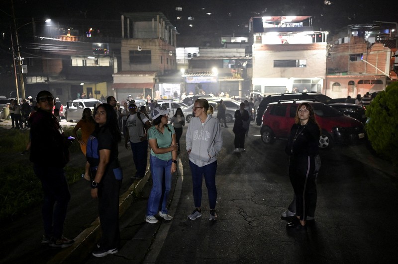 Orang-orang, termasuk Mariana Gonzalez, putri Edmundo Gonzalez, berkumpul di luar penjara El Rodeo setelah Presiden Majelis Nasional Venezuela Jorge Rodriguez mengumumkan bahwa sejumlah besar tahanan asing dan Venezuela akan dibebaskan, di El Rodeo, negara bagian Miranda, Venezuela, 8 Januari 2026. (REUTERS/Gaby Oraa)