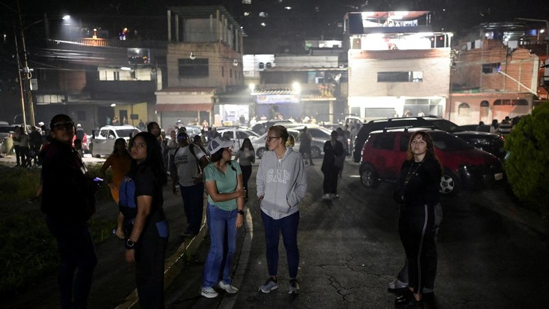 Orang-orang, termasuk Mariana Gonzalez, putri Edmundo Gonzalez, berkumpul di luar penjara El Rodeo setelah Presiden Majelis Nasional Venezuela Jorge Rodriguez mengumumkan bahwa sejumlah besar tahanan asing dan Venezuela akan dibebaskan, di El Rodeo, negara bagian Miranda, Venezuela, 8 Januari 2026. (REUTERS/Gaby Oraa)