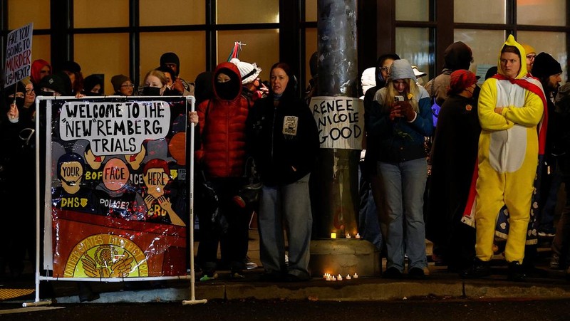 Seorang demonstran mengibarkan bendera Jolly Roger Bajak Laut Topi Jerami dari serial 