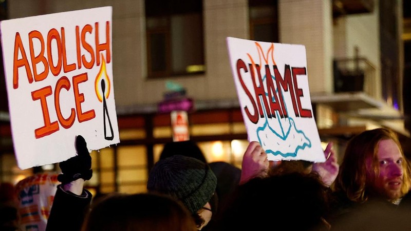 Seorang demonstran mengibarkan bendera Jolly Roger Bajak Laut Topi Jerami dari serial 