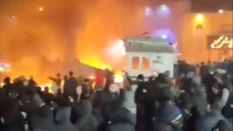 Para pengunjuk rasa berkumpul saat kendaraan terbakar, di tengah kerusuhan anti-pemerintah yang terus berkembang, di Teheran, Iran, dalam cuplikan layar yang diperoleh dari video media sosial yang dirilis pada 9 Januari 2026. (Social Media/via REUTERS)