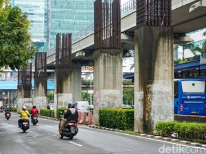 Awas Macet! Ada Pembongkaran Tiang Monorel
